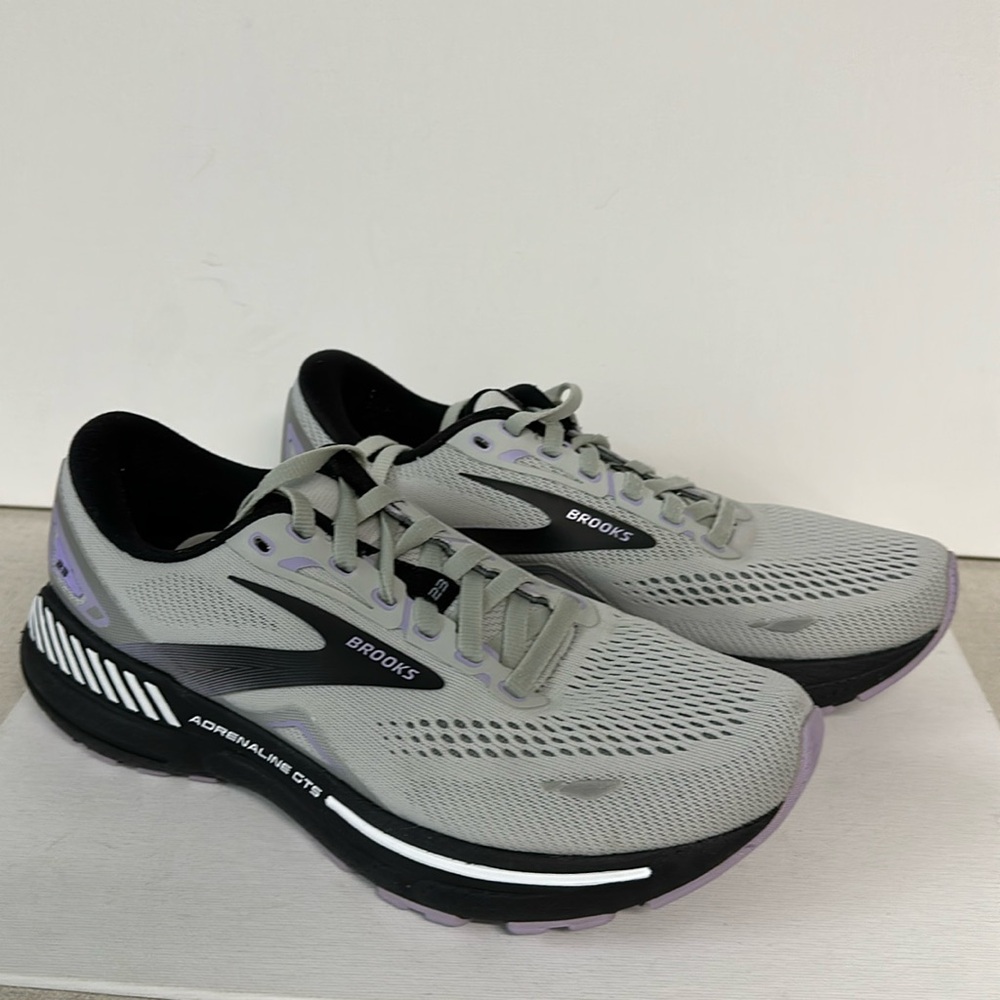 Woman Brooks 23 Sneakers, size 8